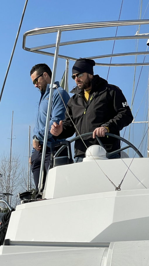 i nostri allievi in manovra durante il corso catamarano
