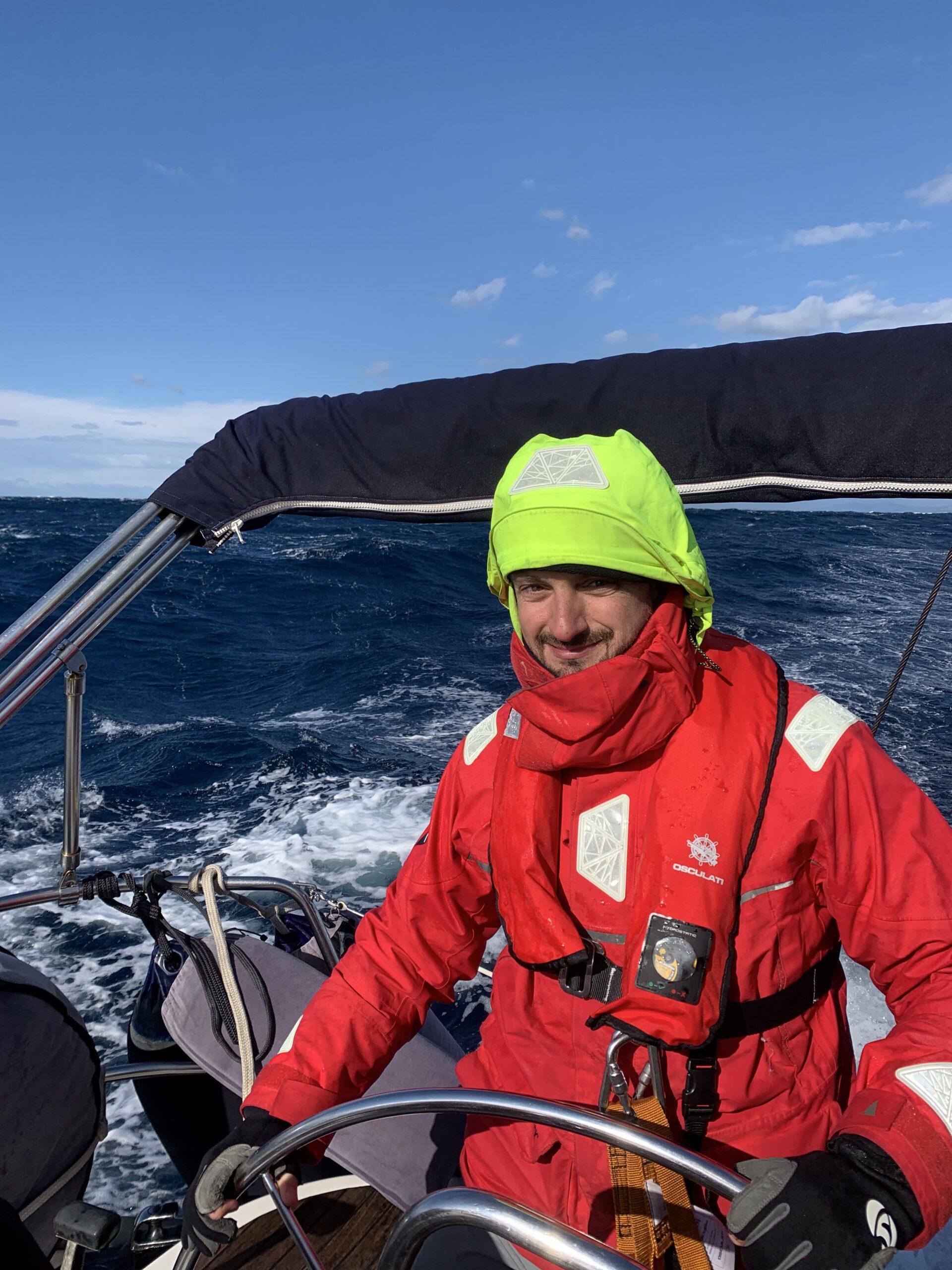 Un allievo al timone durante il nostro corso skipper a roma
